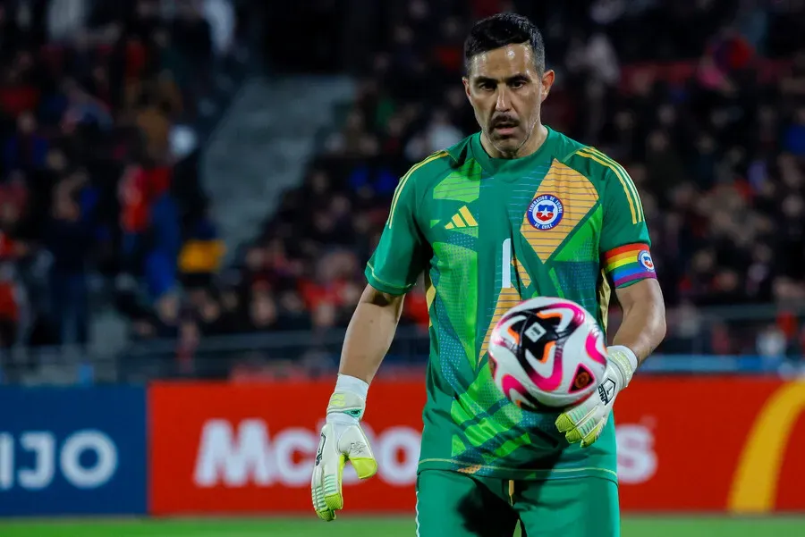 Claudio Bravo salió con molestias en el entretiempo. Imagen: Andres Pina/Photosport