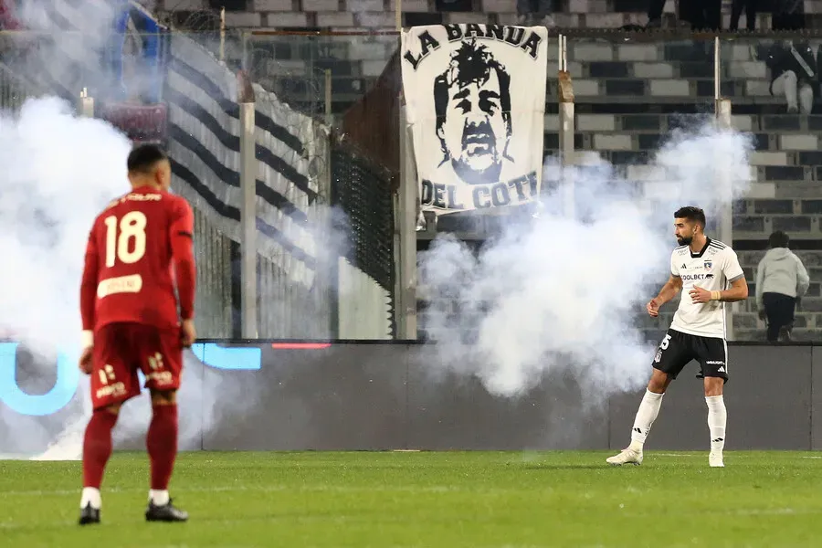 El duelo entre Colo Colo y Universitario fue suspendido por incidentes. Imagen: Javier Salvo/Photosport