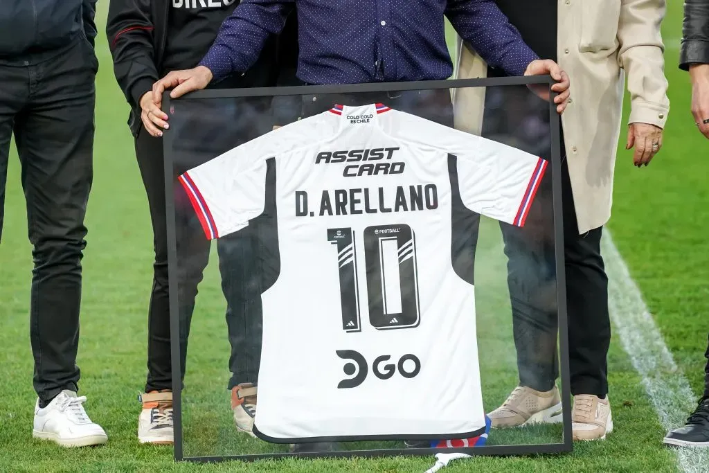 En 2023, en un homenaje a David Arellano, se le entregó a sus nietos una camiseta “10” | Foto: Guille Salazar, DaleAlbo