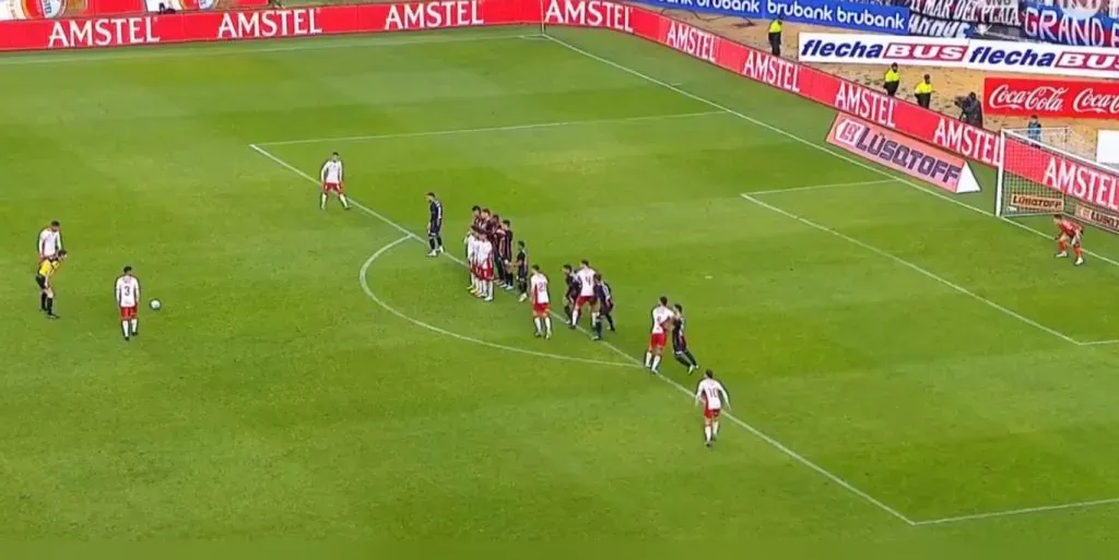 Williams Alarcón marcó de tiro libre en el clásico entre Huracán vs San Lorenzo. Imagen: Pantallazo