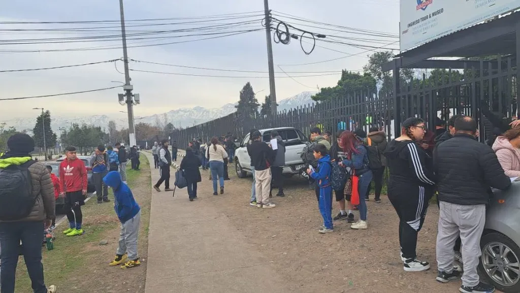 Las familias de los pequeños arqueros que llegaron a probarse al Estadio Monumental | Foto: DaleAlbo