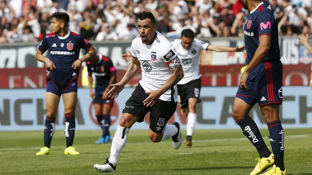 Esteban Paredes en un clásico gol a Universidad de Chile.