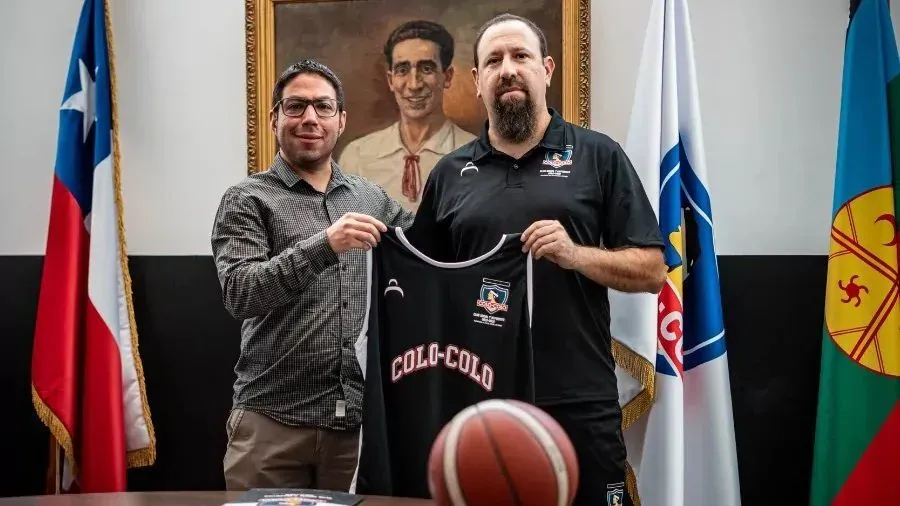 Ernesto Menchaca, el DT de Colo Colo Básquet.
