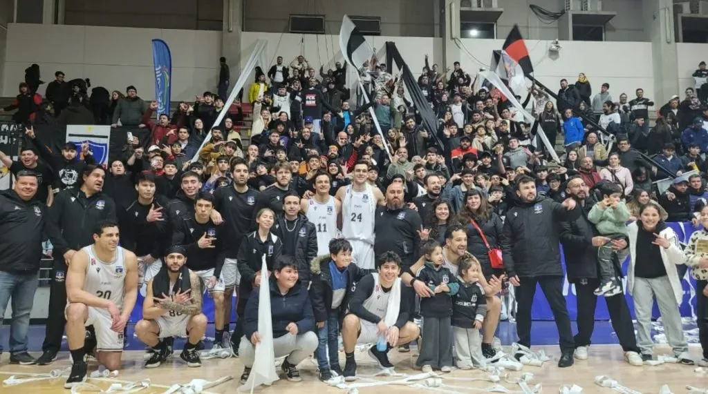 Hinchas llegaron en masa a apoyar a Colo Colo básquet.