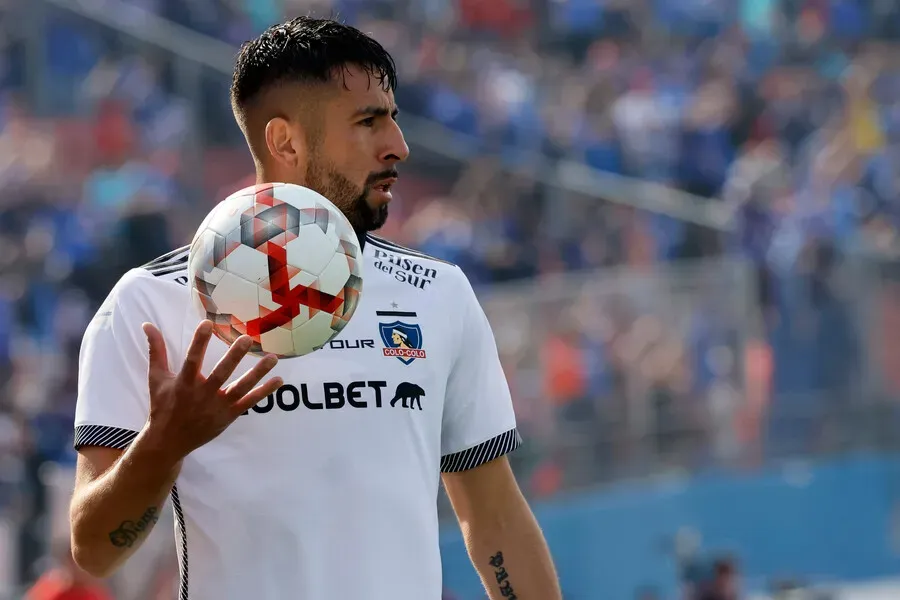 Mauricio Isla se perderá los duelos ante Magallanes por Copa Chile. Imagen: Andres Pina/Photosport