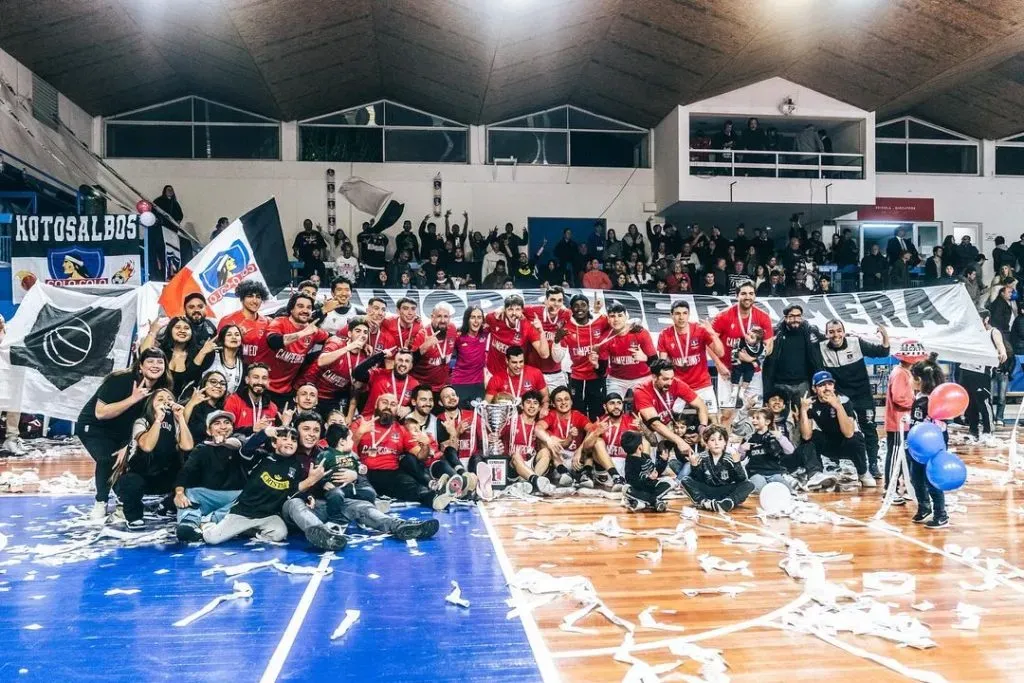 El equipo de básquetbol celebrando un nuevo título. Imagen: CSD Colo Colo