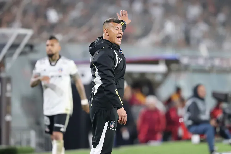 Jorge Almirón es pura confianza antes de enfrentar a River Plate. Imagen: Pepe Alvujar/Photosport