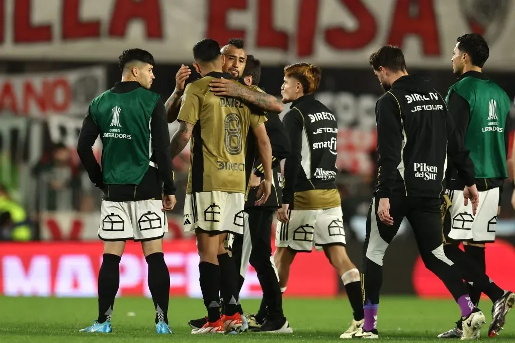 Arturo Vidal abrazando a Esteban Pavez tras la eliminación de Copa Libertadores. (Foto: Photosport)