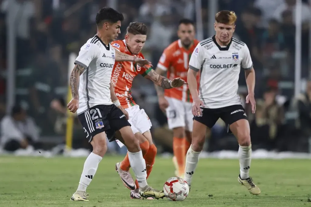 Erick Wiemberg y Leonardo Gil en el partido de Colo Colo vs Cobresal. (Foto: Photosport)