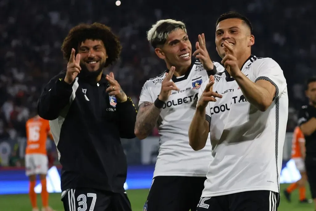Maximiliano Falcón se sumó a la celebración de Lucas Cepeda. (Foto: Photosport)
