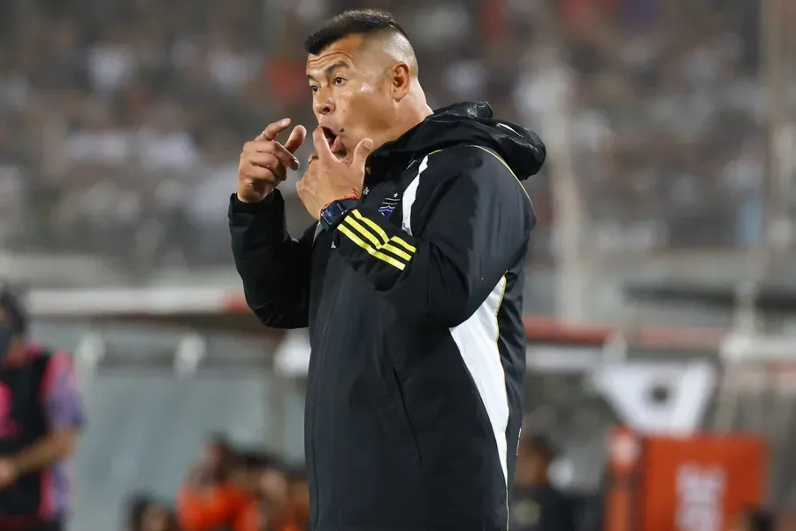 Jorge Almirón deberá tener ojo con el reglamento ante la UC. Imagen: Marcelo Hernandez/Photosport