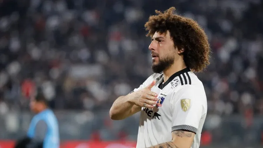 Maximiliano Falcón sigue enamorando a los hinchas de Colo Colo.