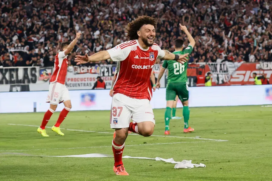 Maximiliano Falcón sigue recibiendo el cariño de la hinchada de Colo Colo.Imagen: Dragomir Yankovic/Photosport