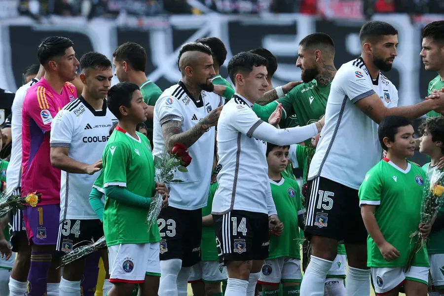 Arturo Vidal alaba a Vicente Pizarro en Colo Colo. Imagen: Javier Salvo/Photosport