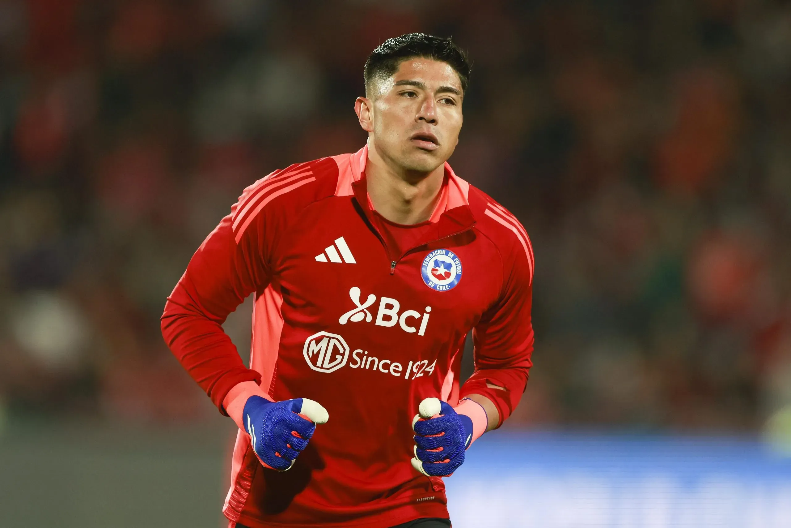 Chile salta a la cancha del Estadio Nacional a realizar el trabajo de precompetencia. Foto: Photosport.