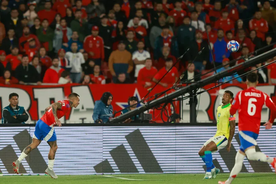 Eduardo Vargas y su cabezazo para poner el primer tanto ante Brasil. Imagen: Felipe Zanca/Photosport