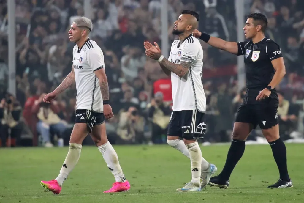 Carlos Palacios junto a Arturo Vidal saliendo de la cancha en el Monumental. (Foto: Photosport)