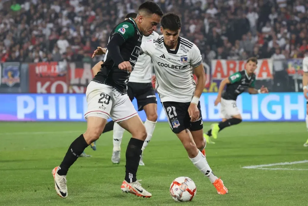 Maximiliano Quinteros enfrentándose a Erick Wiemberg. (Foto: Photosport)