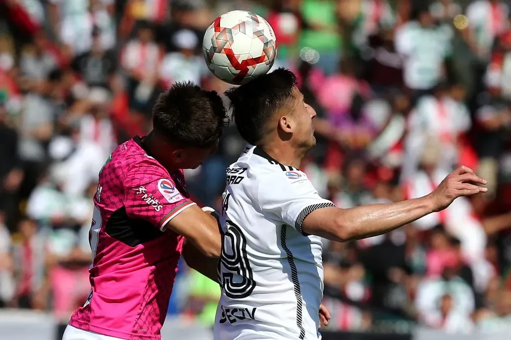 Guillermo Paiva en disputa de la pelota. (Foto: Photosport)