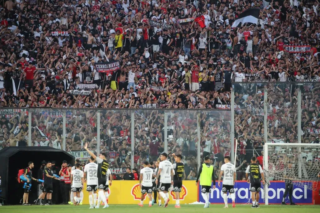 Colo Colo agradeciendo el apoyo de sus hinchas. (Foto: Photosport)