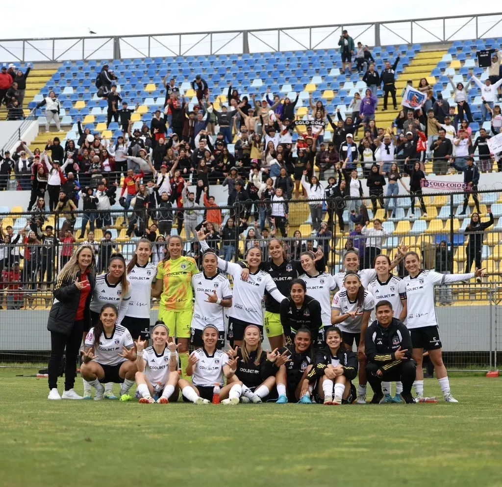 Plantel de Colo Colo femenino junto a los hinchas en Viña del Mar. (Foto: @ColoColoFem)