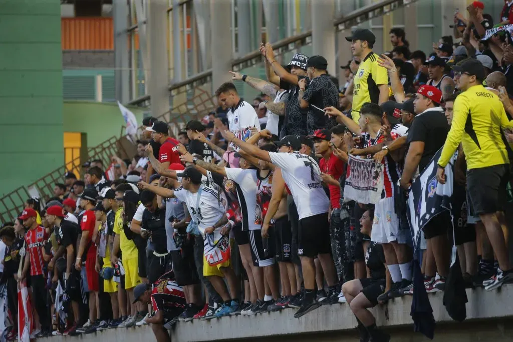 Hinchas de Colo Colo en Copiapó. (Foto: Photosport)