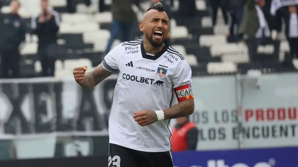 Arturo Vidal renueva su contrato con Colo Colo.