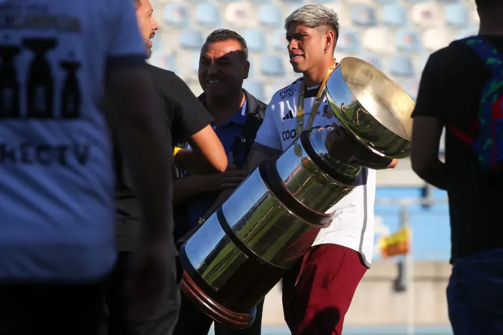 Carlos Palacios con la Supercopa. (Foto: Photosport)