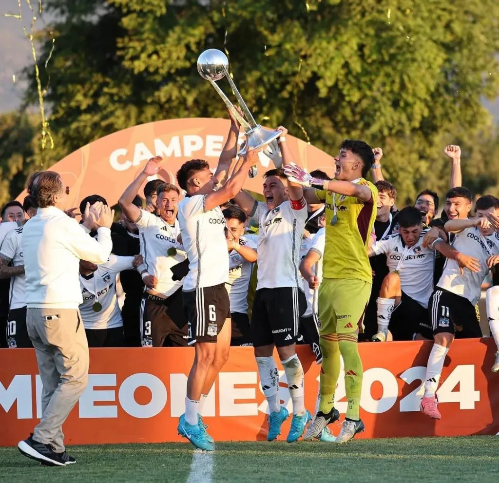 Jugadores de la Proyección levantando el trofeo de campeones. (Foto: colocolofutboljoven)