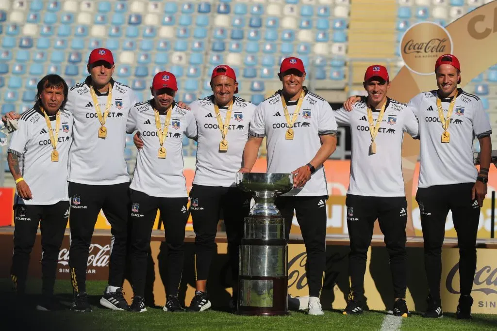 Cuerpo técnico de Jorge Almirón con la Supercopa. (Foto: Photosport)