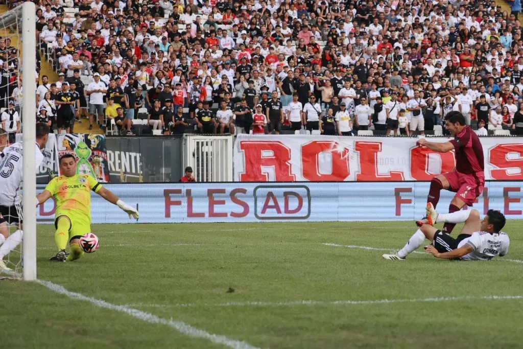 Justo Villar en una de sus atajadas a Marcelo Salas en el Colo Colo vs River. Imagen: Dragomir Yankovic/Photosport