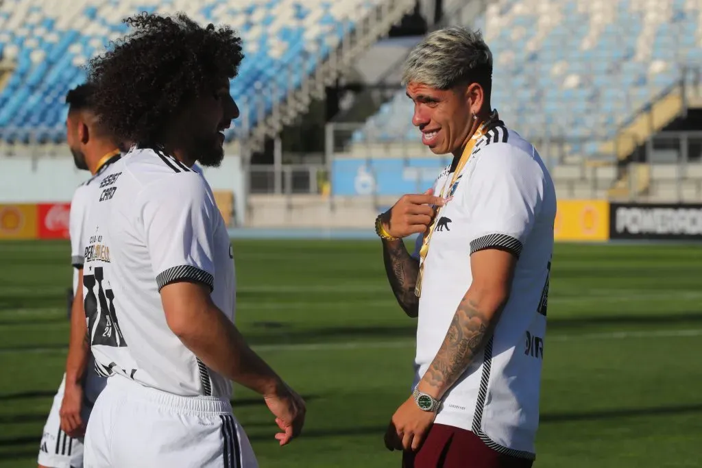 Carlos Palacios junto a Maximiliano Falcón. (Foto: Photosport)