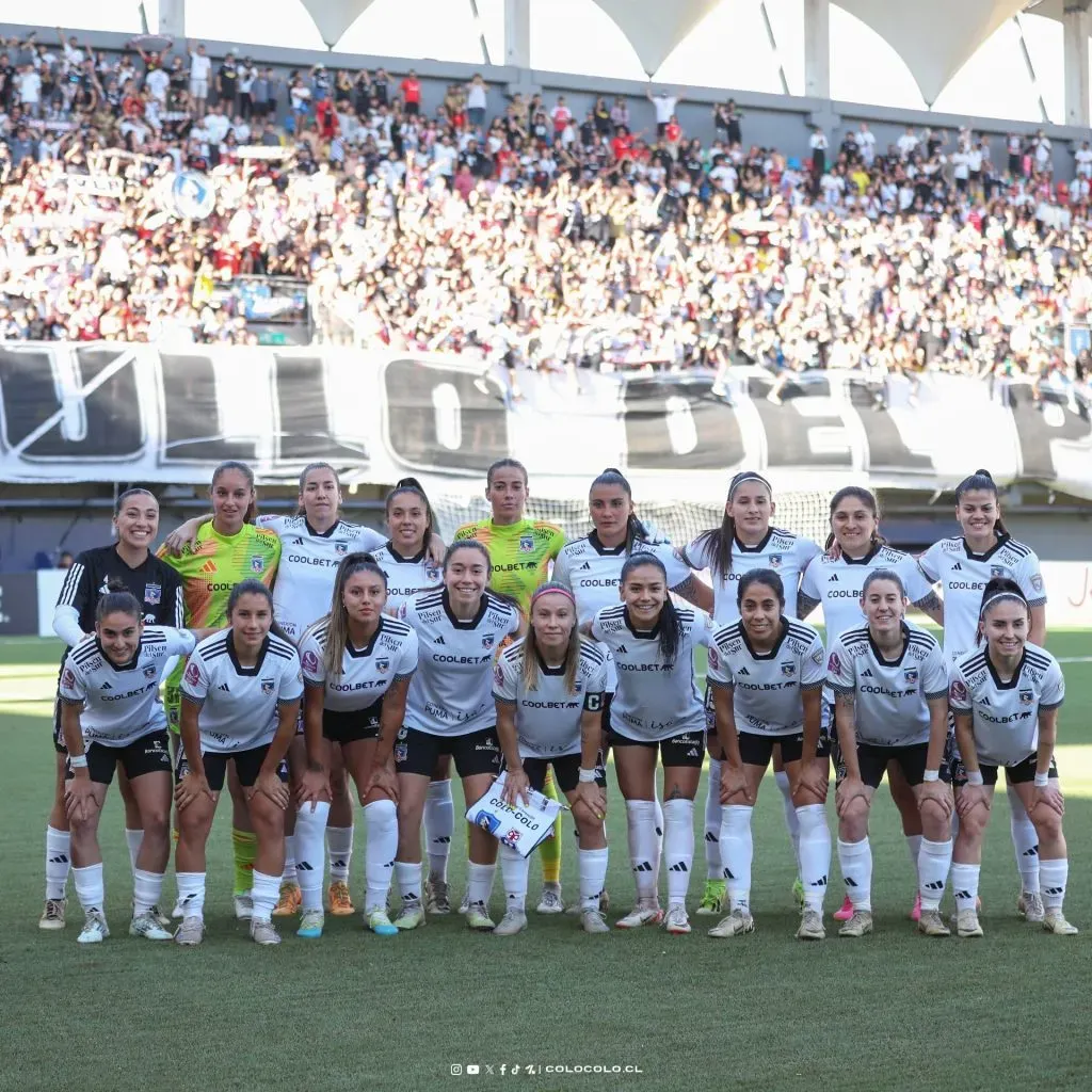 Michelle Acevedo, sus compañeras y la hinchada de Colo Colo previo a jugar la final contra la U | Foto: Colo Colo Femenino