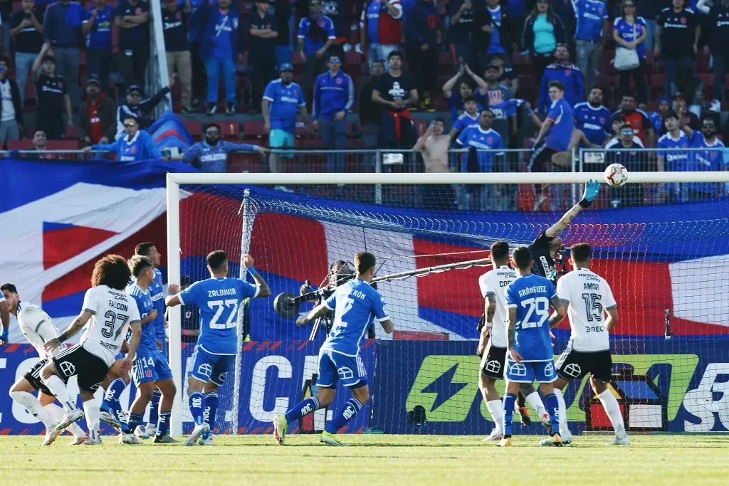 Colo Colo y Universidad de Chile enfrentándose por el Campeonato Nacional. (Foto: Photosport)