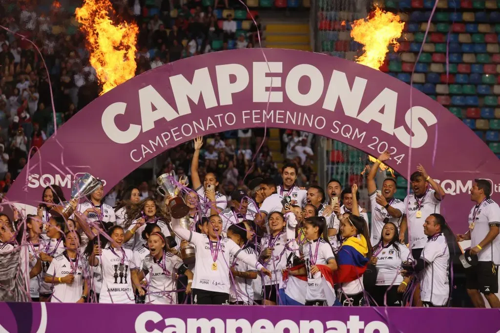 Colo Colo femenino celebrando su tricampeonato. (Foto: Photosport)