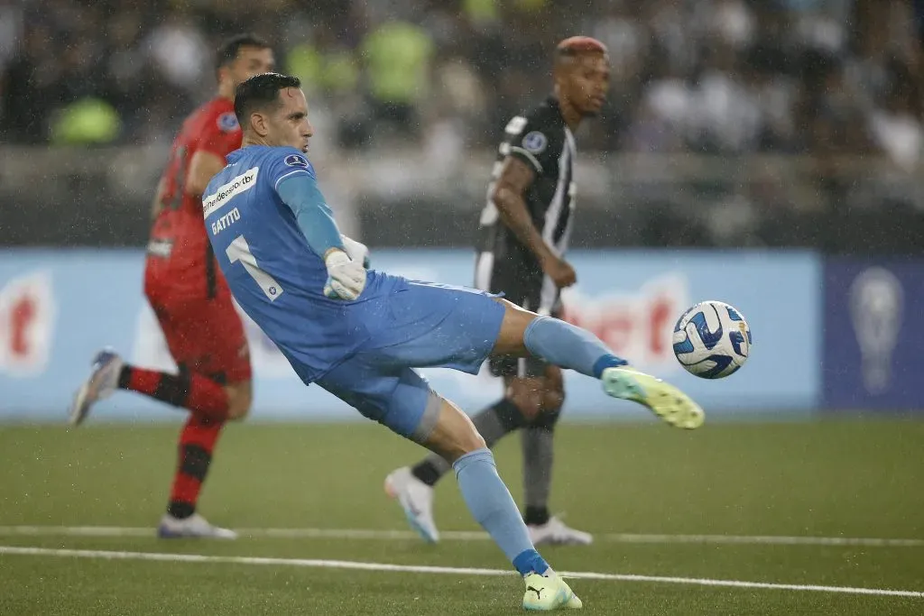 Gatito Fernández era uno de los tantos nombres que sonaba para reforzar el arco del Cacique.