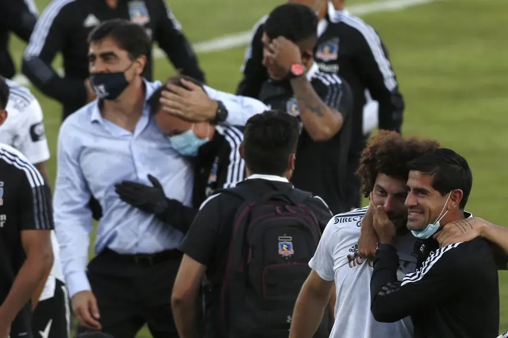Julio Barroso junto a Maximiliano Falcón en el partido de la salvación. (Foto: Photosport)