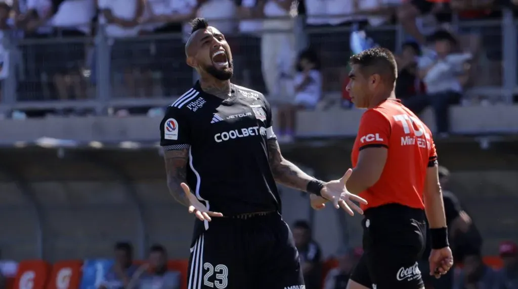 Arturo Vidal con la camiseta de Colo Colo