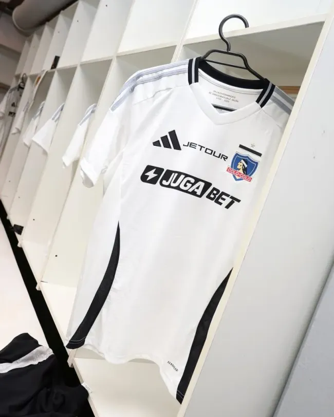 Colo Colo estrena la nueva camiseta esta noche ante Peñarol. Imagen: Colo Colo Oficial