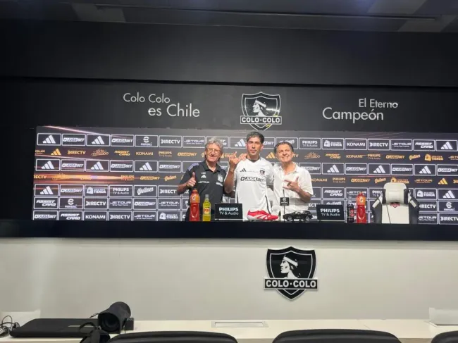 Salomón Rodríguez posando con la camiseta de Colo Colo