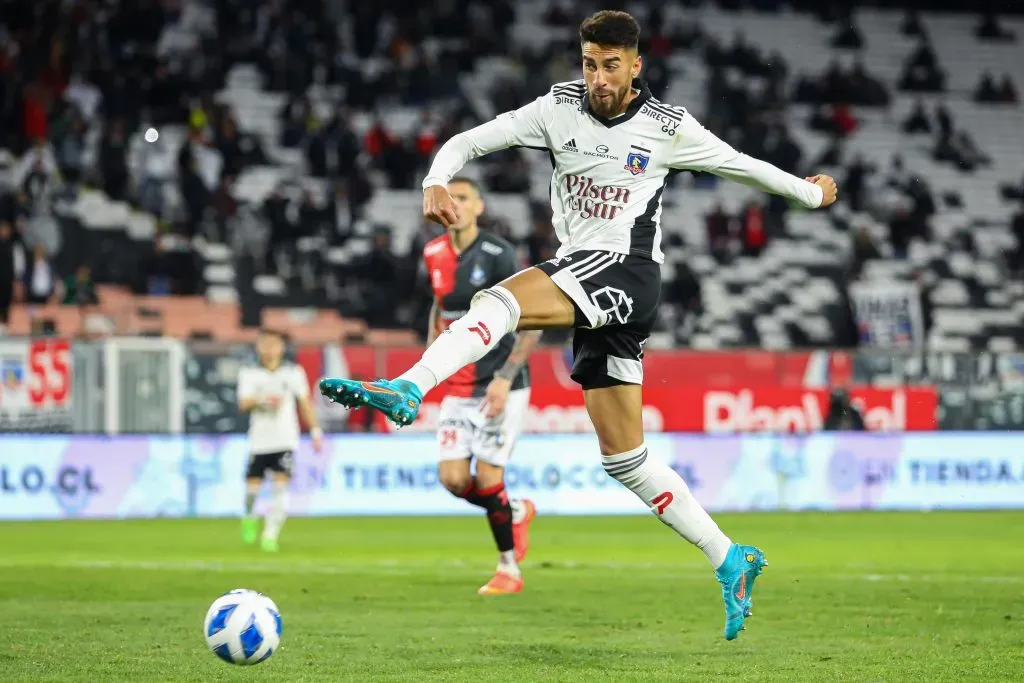 Juan Martín Lucero con la camiseta de Colo Colo