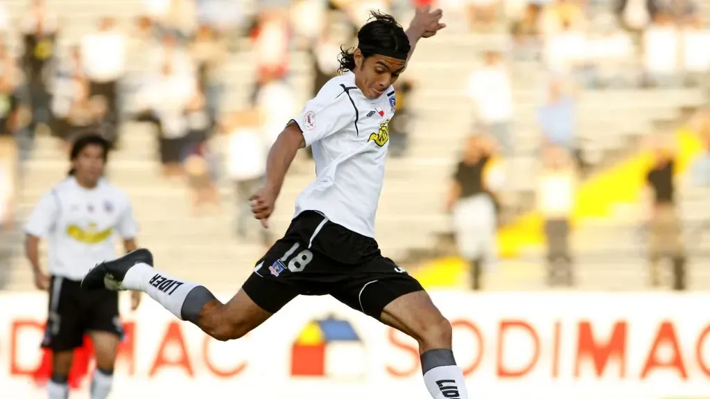 Andrés González con la camiseta de Colo Colo