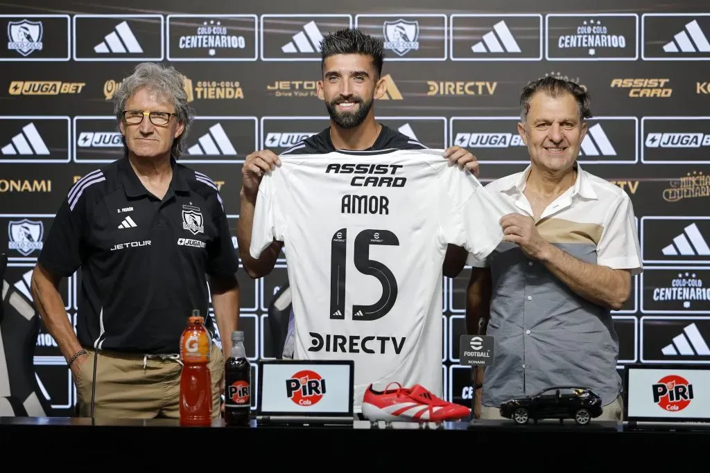 Emiliano Amor junto a Daniel Morón y Aníbal Mosa en su presentación. (Foto: Photosport)