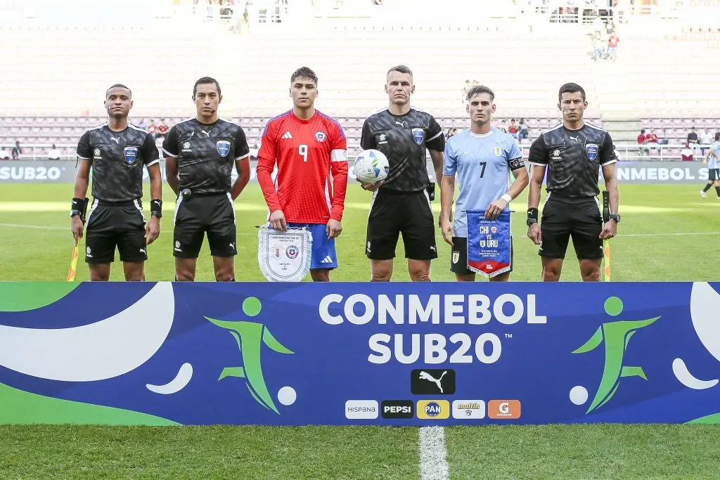 Damián Pizarro como capitán de la Roja en el partido frente a Uruguay. (Foto: Conmebol)