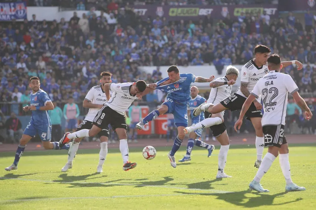 Colo Colo y Universidad de Chile se enfrentarán en julio por la Supercopa. Imagen: Pepe Alvujar/Photosport