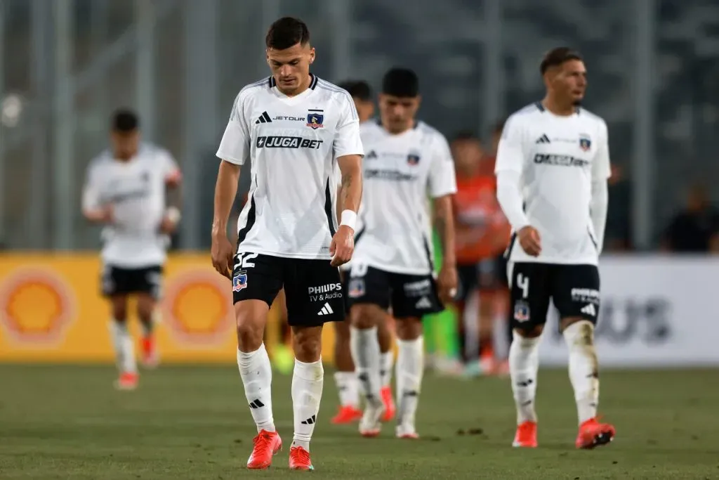 La cancha del Estadio Monumental vuelve a ser un dolor de cabeza para Colo Colo.Imagen: Photosport