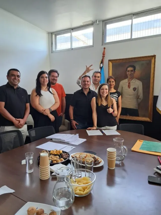 La agrupación Colo Colo Transparente inscribiendo su candidatura para las elecciones. Imagen: Cedida