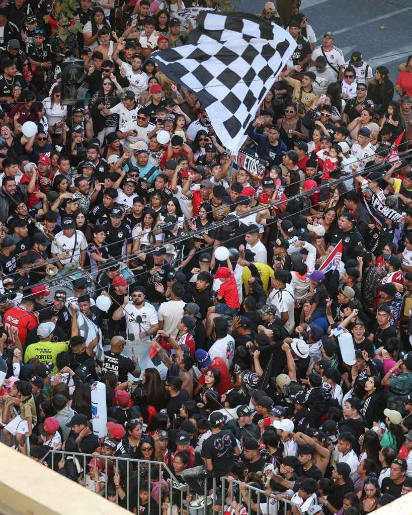 Hinchas en el hotelazo en Viña del Mar. (Foto: Colo Colo)