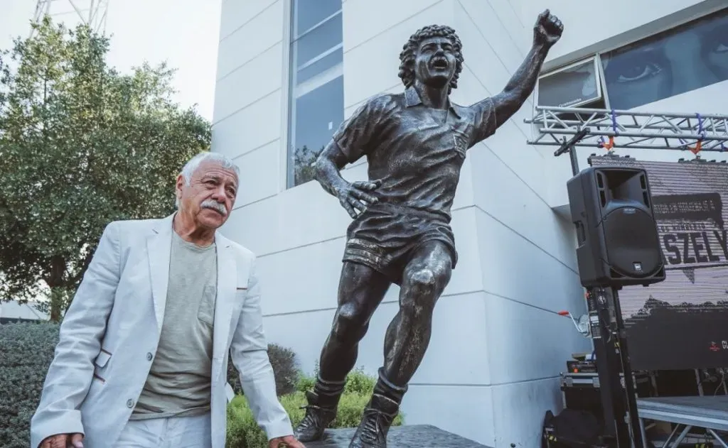 Carlos Caszely posó junto a su estatua en el Monumental de Colo Colo