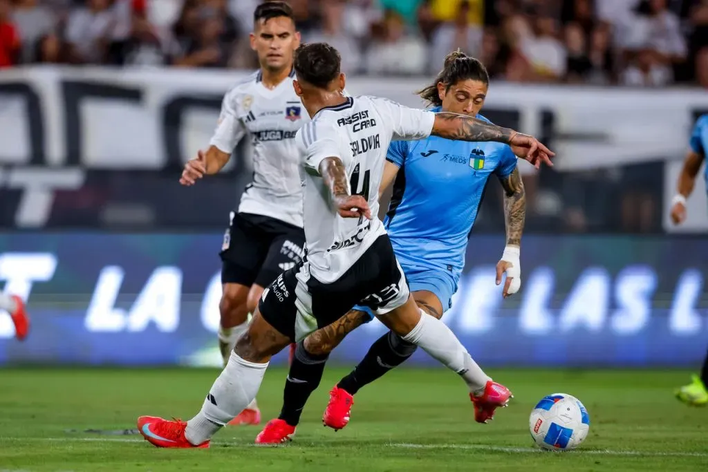 Alan Saldivia volvió a sufrir en la defensa de Colo Colo. Imagen: Pepe Alvujar/Photosport